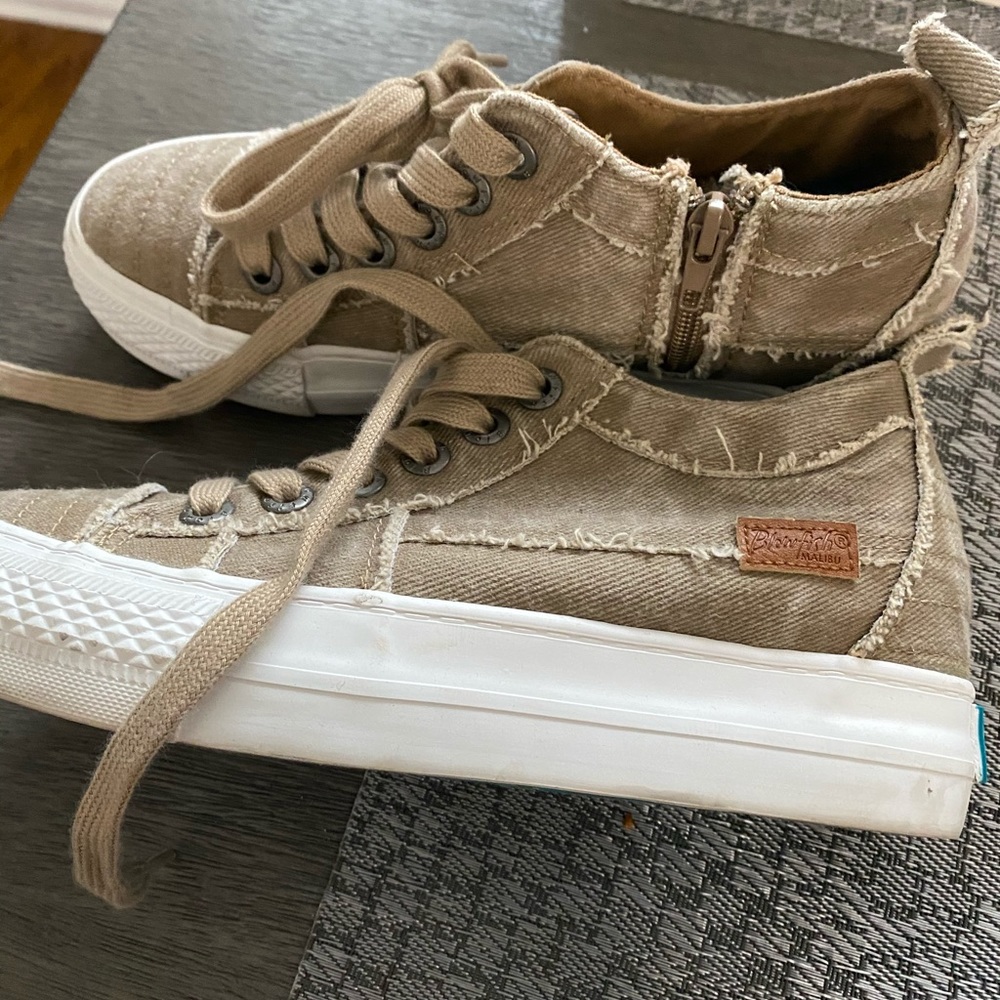like new adorable Blowfish sneakers w zipper